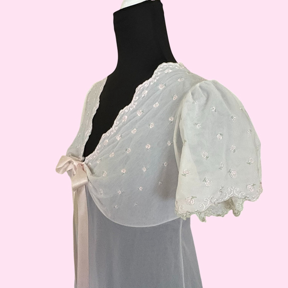 Vintage Lenora White Peignoir Embroidered Rose Size Small - Picture 10 of 14
